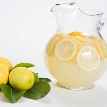 Sigurno niste znali što može čaša vode s limunom