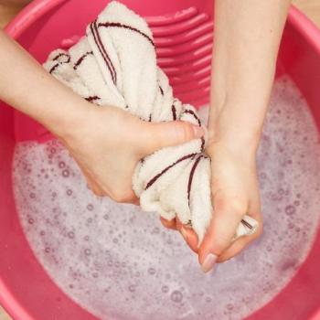 Ako pravite ovih 5 grešaka dok ručno perete odjeću, uništavate je!