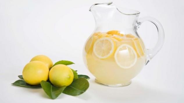 Sigurno niste znali što može čaša vode s limunom