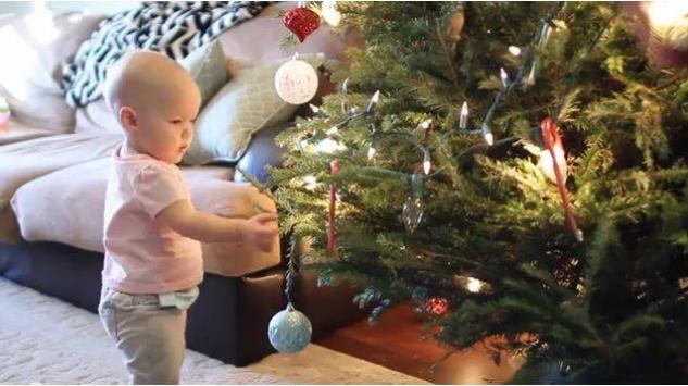 VIDEO: Kako ustvari izgleda Božić sa bebom u kući