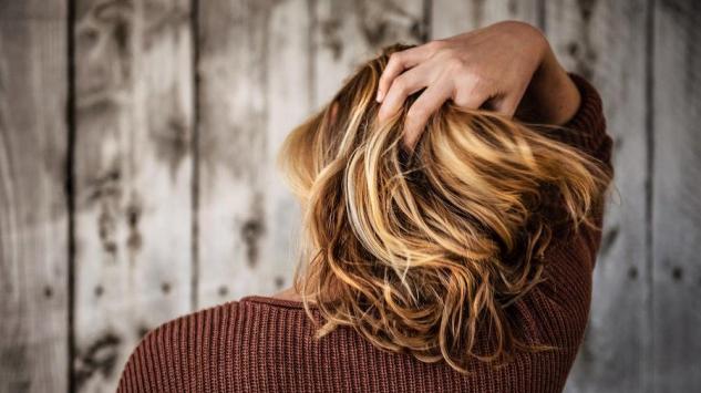 Hitna pomoć nakon ljetovanja- kako oporaviti kosu bez posjete frizeru?