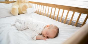 Kako naučiti bebu da spava u svom krevecu