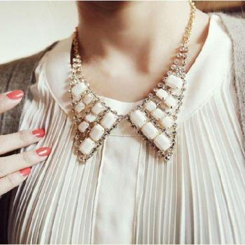 Popularni modni detalj: Ogrlice-kragnice