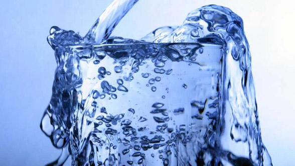 Prednosti konzumiranja vode ujutru 