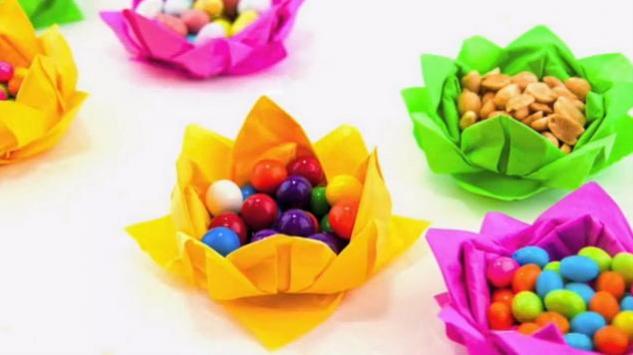 Napravite prazničnu dekoraciju za sto: korpice u obliku cvjetića (video)