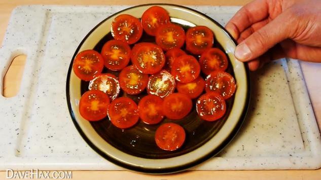 Kako da prerežete pun tanjir čeri paradajza za samo 5 sekundi!