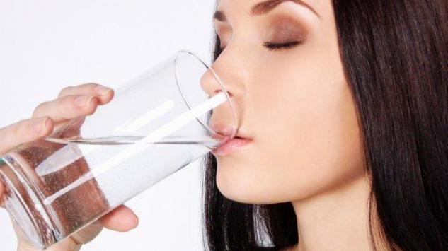 Pogledajte zbog čega je dobro piti vodu na prazan stomak