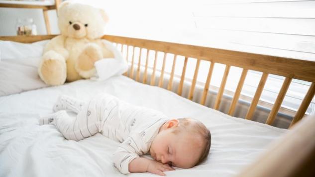 Kako naučiti bebu da spava u svom krevecu
